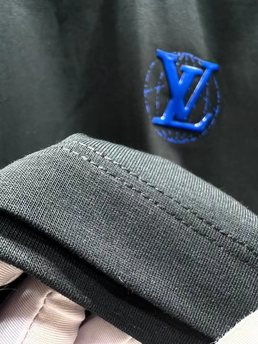 🅿️190 LV🌟New summer style🎽made of pure cotton fabric, super soft and skin-friendly! High-end logo printing and design embellishments, neat and detailed wiring on the inside, making the upper body fashionable! High-end and versatile model, the quality is visible! Size: S-XXL Color: black, white